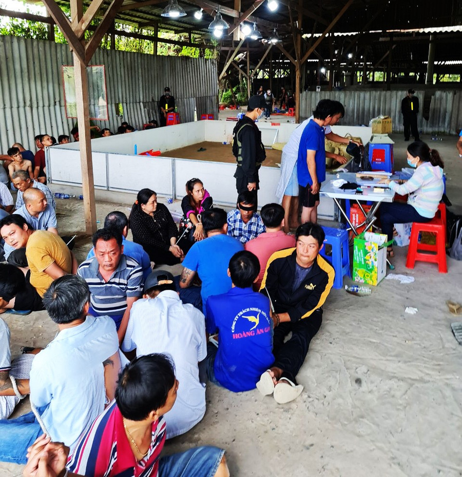  Các đối tượng bị công san bắt quả tang đánh bạc. Ảnh công an cung cấp