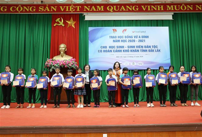 Tặng học bổng Vừ A Dính cho học sinh dân tộc vượt khó hiếu học tỉnh Đắk Lắk. Ảnh: Hoài Thu/TTXVN. Tặng học bổng Vừ A Dính cho học sinh dân tộc vượt khó hiếu học tỉnh Đắk Lắk. Ảnh: Hoài Thu/TTXVN.