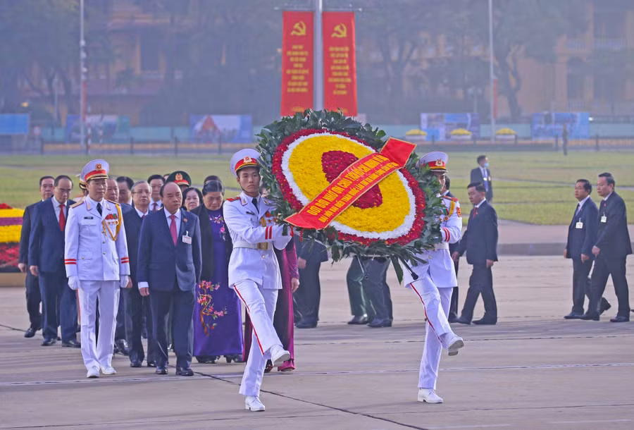 Thủ tướng Chính phủ Nguyễn Xuân Phúc_ Chủ tịch Quốc hội Nguyễn Thị Kim Ngân_ các ủy viên Bộ Chính trị_ Bí thư Trung ương Đảng và các đại biểu tham dự Đại hội