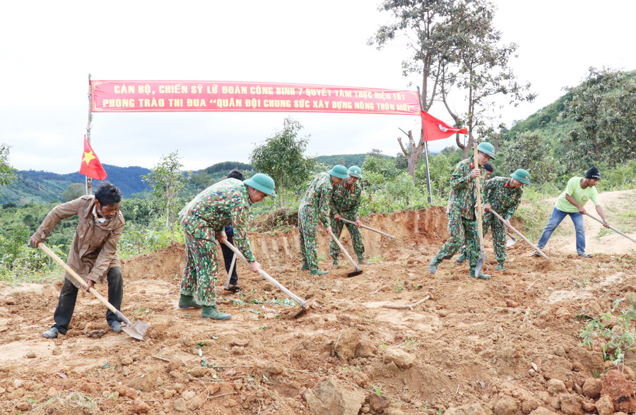 Người dân làng Đê Kôn vui mừng vì Tết này đã có đường đi lại thuận tiện hơn. Ảnh: Minh Nguyễn Người dân làng Đê Kôn vui mừng vì Tết này đã có đường đi lại thuận tiện hơn. Ảnh: Minh Nguyễn