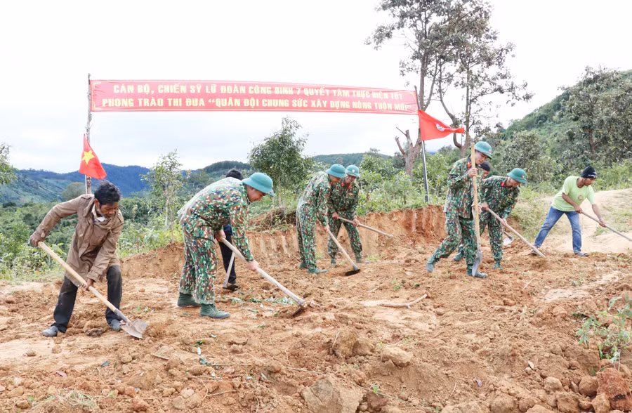 Người dân làng Đê Kôn vui mừng vì Tết này đã có đường đi lại thuận tiện hơn. Ảnh: Minh Nguyễn