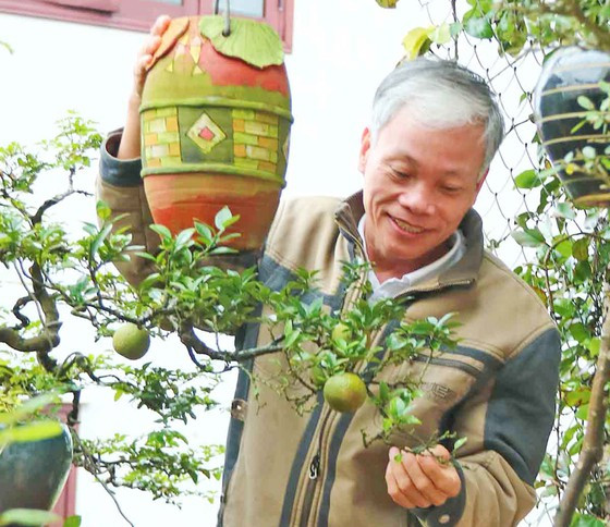 Ông Lê Thạnh bên cây bonsai mọc ngược của mình. Ảnh: NGỌC PHÚC Ông Lê Thạnh bên cây bonsai mọc ngược của mình. Ảnh: NGỌC PHÚC