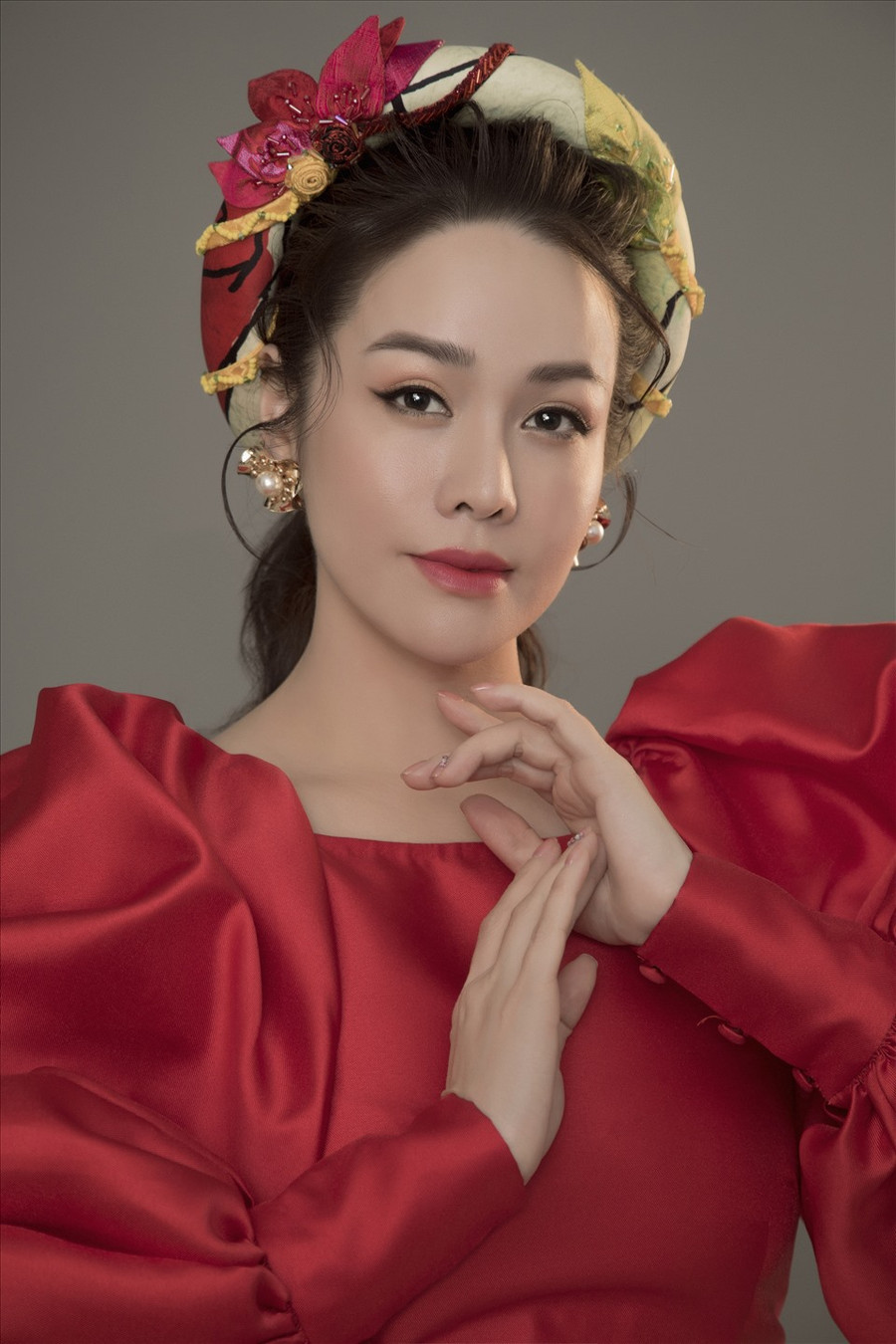 Nhiều năm qua, Nhật Kim Anh tiết lộ cô vẫn trung thành với mái tóc đen dài quen thuộc thế nhưng lần này cô còn cắt thêm kiểu mái thưa để tạo điểm nhấn mới mẻ cho hình ảnh của mình.