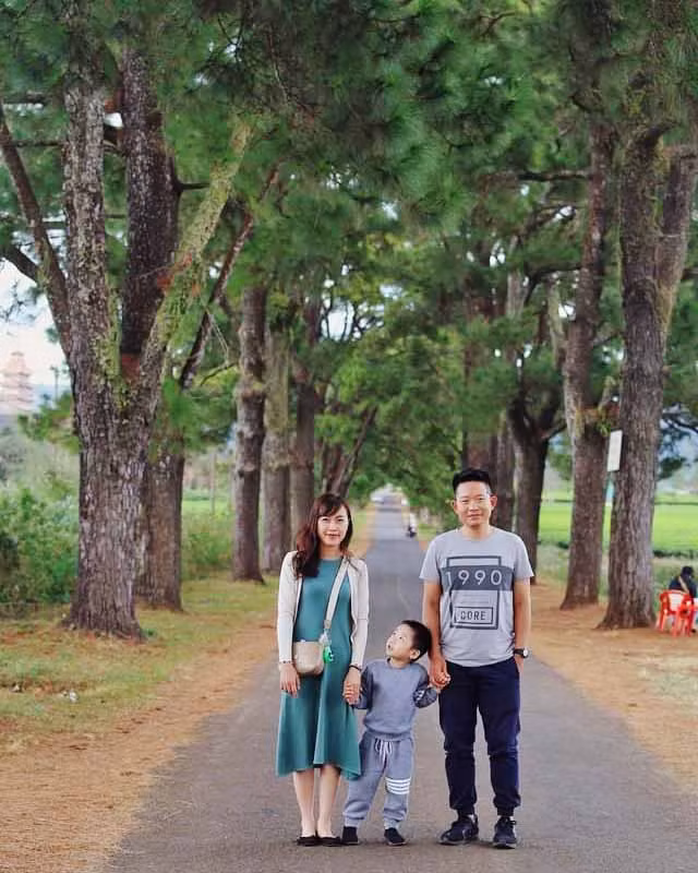 Bức ảnh do anh Bùi Văn Hùng chụp cho khách khi đưa họ đi tham quan ở Hàng thông trăm tuổi.ảnh nhân vật cung cấp