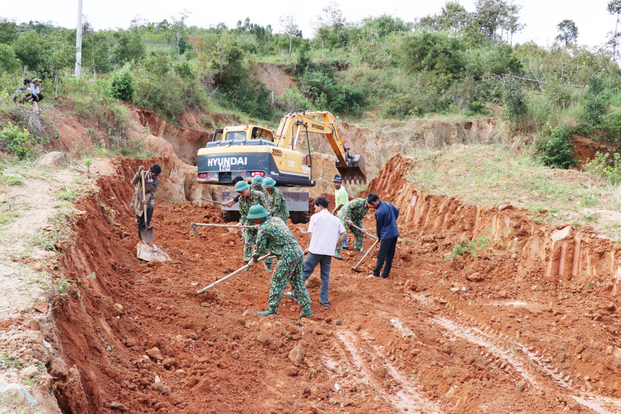 Cán bộ, chiến sĩ Lữ đoàn Công binh 7 và dân làng Đê Kôn (xã Hà Ra, huyện Mang Yang) tham gia sửa lại đường. Ảnh: Minh Nguyễn Cán bộ, chiến sĩ Lữ đoàn Công binh 7 và dân làng Đê Kôn (xã Hà Ra, huyện Mang Yang) tham gia sửa lại đường. Ảnh: Minh Nguyễn