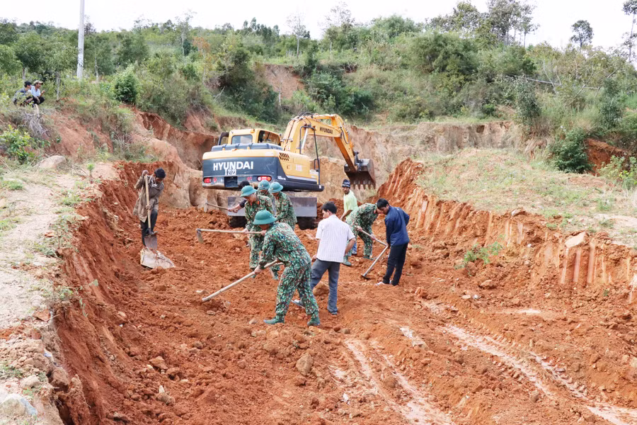 Cán bộ, chiến sĩ Lữ đoàn Công binh 7 và dân làng Đê Kôn (xã Hà Ra, huyện Mang Yang) tham gia sửa lại đường. Ảnh: Minh Nguyễn