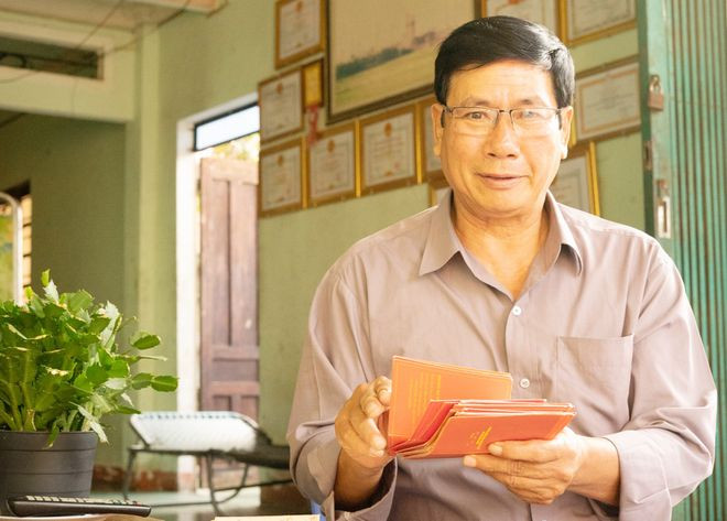 Ông Nguyễn Ngọc Giao với xấp giấy chứng nhận hiến máu - Ảnh: THANH QUÂN Ông Nguyễn Ngọc Giao với xấp giấy chứng nhận hiến máu - Ảnh: THANH QUÂN