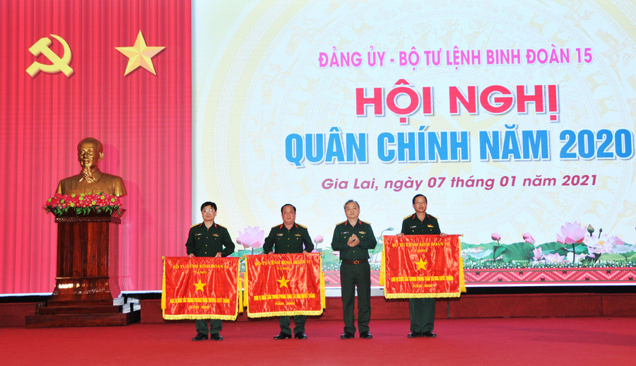 Đại tá Hoàng Văn Sỹ tặng cờ thi đua cho 3 tập thể có thành tích xuất sắc. Ảnh: Vĩnh Hoàng  Đại tá Hoàng Văn Sỹ tặng Cờ thi đua cho 3 tập thể có thành tích xuất sắc. Ảnh: Vĩnh Hoàng