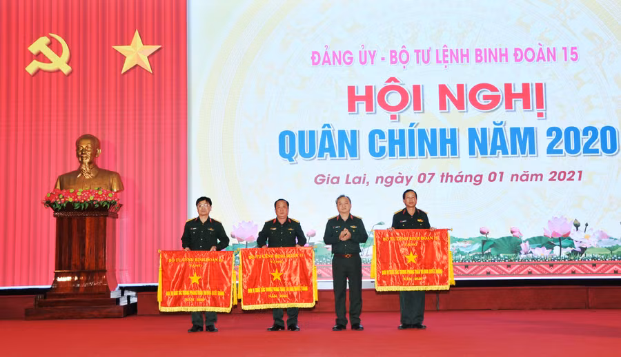  Đại tá Hoàng Văn Sỹ tặng Cờ thi đua cho 3 tập thể có thành tích xuất sắc. Ảnh: Vĩnh Hoàng