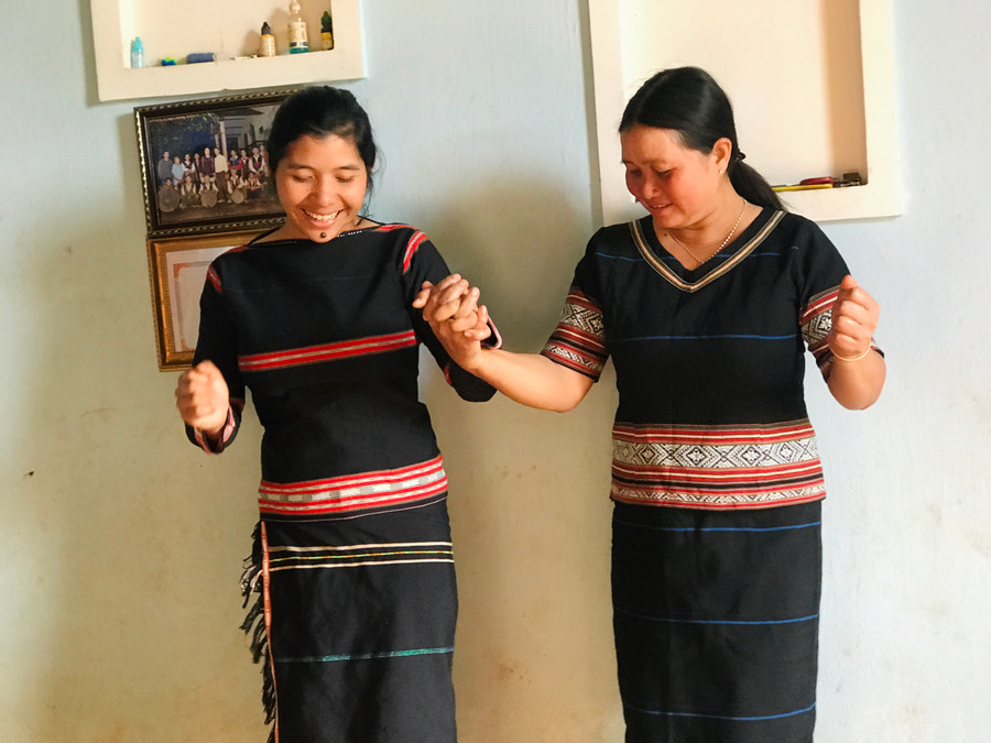 Bà Ksor Chưm (bìa phải; nghệ nhân múa xoang ở làng Phung, xã Biển Hồ) đang say sưa tập điệu xoang “Mừng lúa mới” cho thiếu nữ trong làng. Ảnh: Trần Dung bà Ksor Chưm (50 tuổi, nghệ nhân múa xoang làng Phung, xã Biển Hồ-bên phải ảnh) đang say sưa tập điệu xoang “Mừng lúa mới” cho các cô gái tuổi đôi mươi trong làng