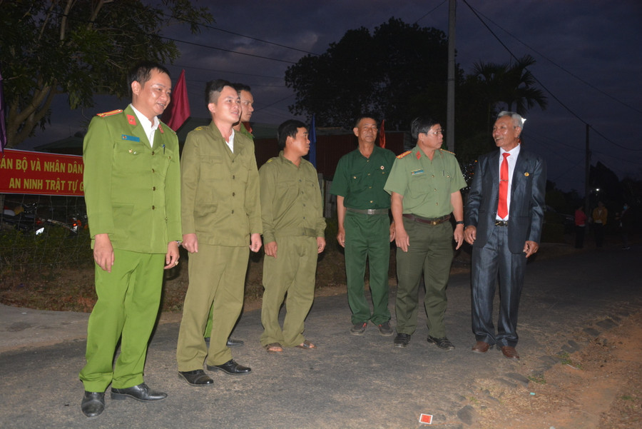 Tham quan mô hình “Camera và ánh sáng an ninh”. Ảnh: Thúy Trinh