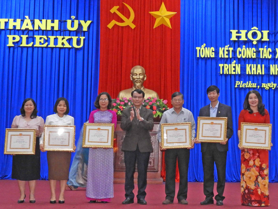 Các tổ chức cơ sở đảng đạt tiêu chuẩn trong sạch vững mạnh tiêu biểu năm 2020 được Ban Thường vụ Thành ủy tặng giấy khen