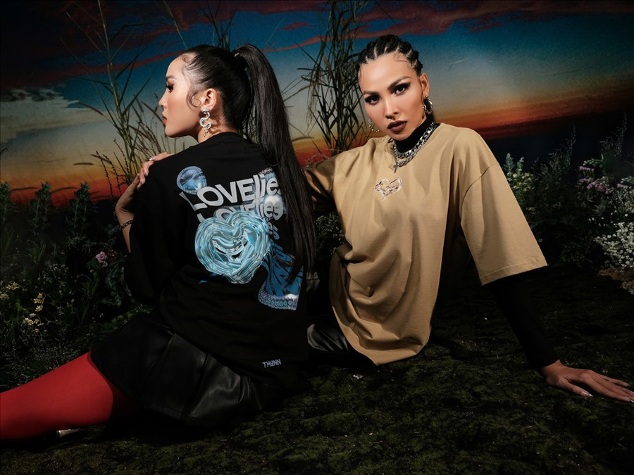 Mang tinh thần thời trang năng động, các thiết kế của hai người đẹp khá tinh tế và mang những gam màu mạnh mẽ như: đen, nâu.