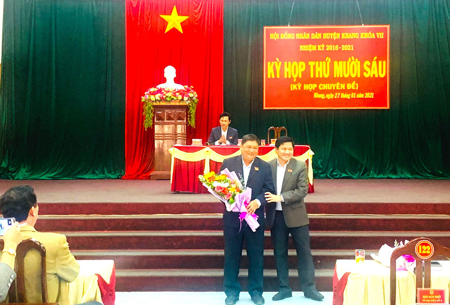 Ông Trương Văn Đạt-Ủy viên Ban Thường vụ Tỉnh ủy, Phó Chủ tịch Thường trực HĐND tỉnh tặng hoa chúc mừng ông Phan Trần Thọ. Ảnh: Minh Hạnh Ông Trương Văn Đạt-Ủy viên Ban Thường vụ Tỉnh ủy, Phó Chủ tịch Thường trực HĐND tỉnh Gia Lai tặng hoa chúc mừng ông Phan Trần Thọ (bên trái). Ảnh: Minh Hạnh