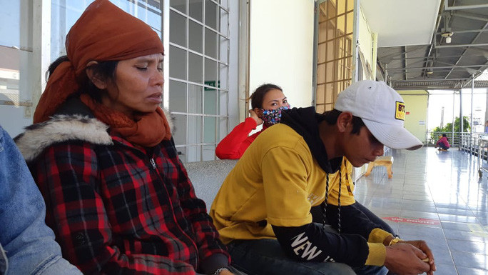 Gia đình anh Y Trang Niê ngồi chờ ngoài phòng phẫu thuật Gia đình anh Y Trang Niê ngồi chờ ngoài phòng phẫu thuật
