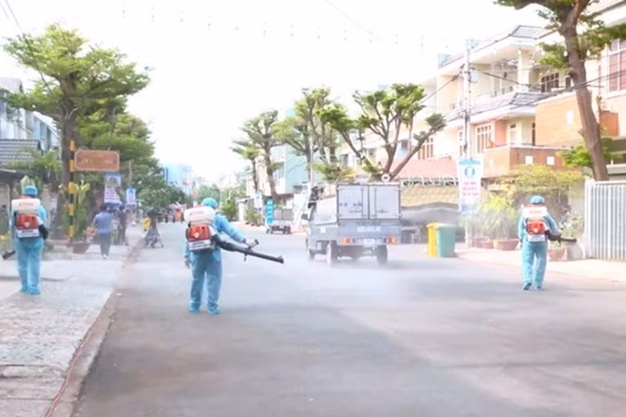  Khử khuẩn môi trường phòng, chống dịch COVID-19. Ảnh: Cổng TT tỉnh Hải Dương.