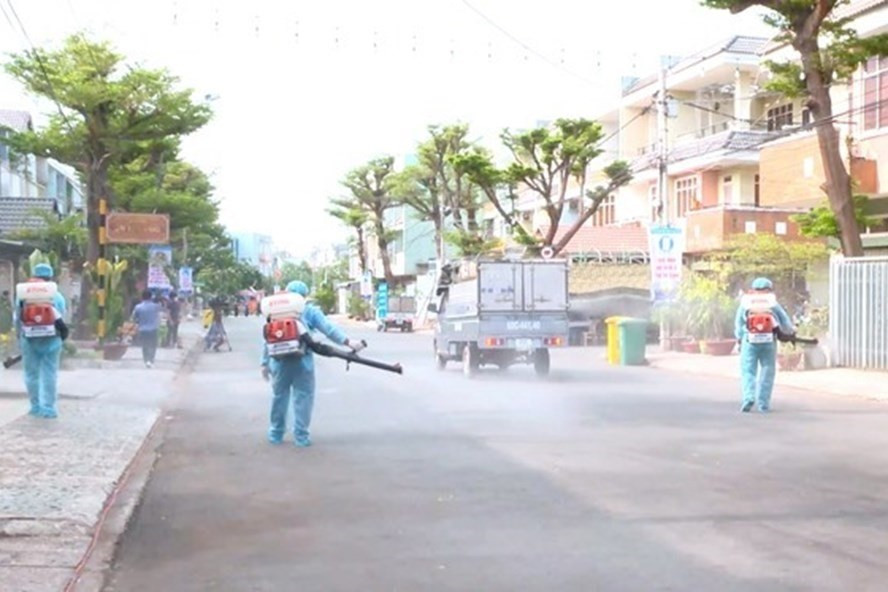 Khử khuẩn môi trường phòng, chống dịch COVID-19. Ảnh: Cổng TT tỉnh Hải Dương. Khử khuẩn môi trường phòng, chống dịch COVID-19. Ảnh: Cổng TT tỉnh Hải Dương.