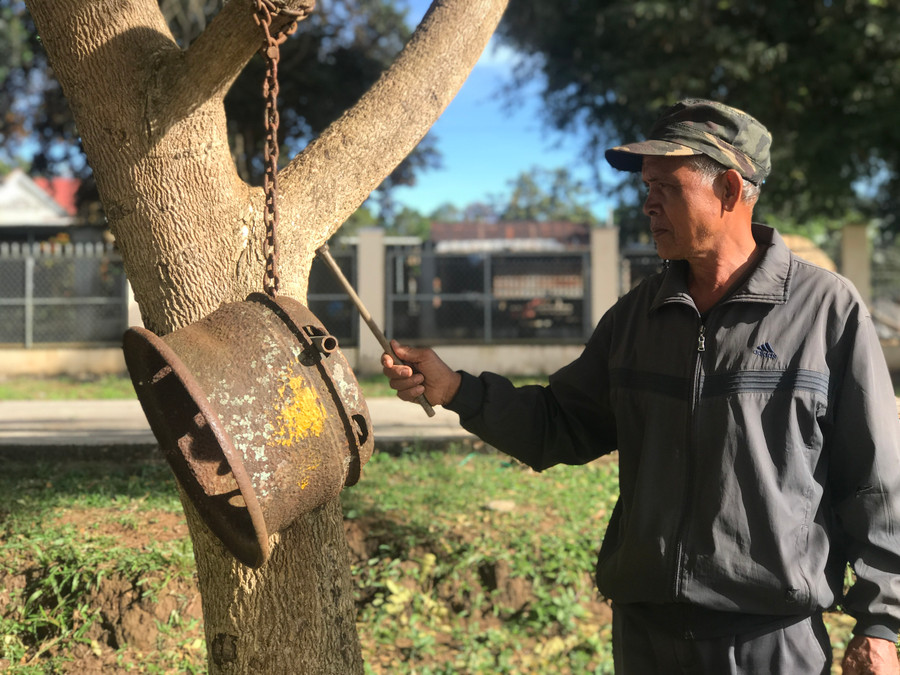 Già Hmrik (làng Ia Nueng, xã Biển Hồ, TP. Pleiku) bên chiếc kẻng làng. Ảnh Trần Dung