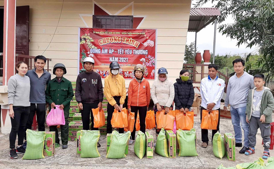 Chương trình “Đông ấm áp-Tết yêu thương” được xã Đông (huyện Kbang) tổ chức cho người nghèo. Ảnh: Lê Nam Chương trình “Đông ấm áp-Tết yêu thương” được xã Đông (huyện Kbang) tổ chức cho người nghèo. Ảnh: Lê Nam
