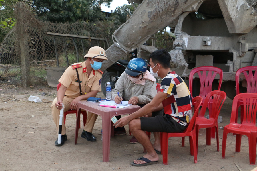 Lực lượng chức năng kiểm tra thông tin, cho người dân khai báo y tế. Ảnh: Quang Tấn