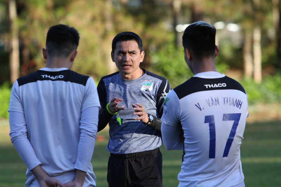 HLV Kiatisak luôn muốn truyền lửa tự tin cho các học trò