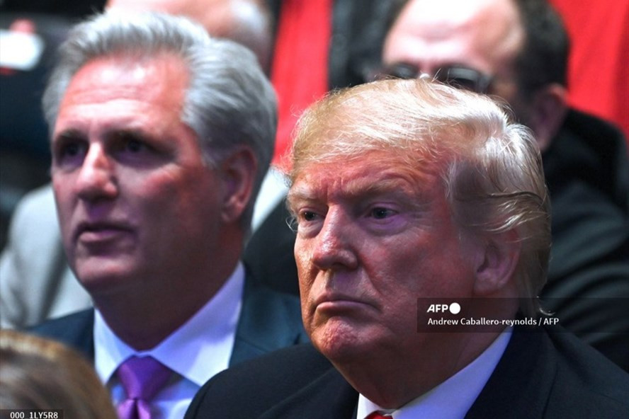 Tổng thống Donald Trump (phải) và Lãnh đạo thiểu số tại Hạ viện Kevin McCarthy (trái) trong một sự kiện ở New York, Mỹ, tháng 11.2019. Ảnh: AFP.