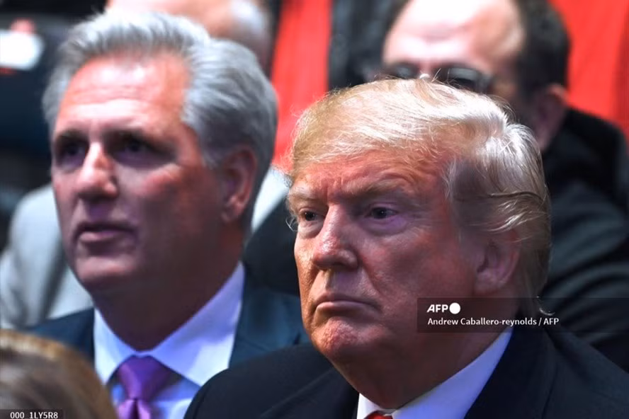 Tổng thống Donald Trump (phải) và Lãnh đạo thiểu số tại Hạ viện Kevin McCarthy (trái) trong một sự kiện ở New York, Mỹ, tháng 11.2019. Ảnh: AFP.