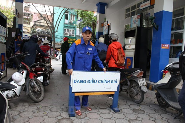 Một trong những cửa hàng của Petrolimex chuẩn bị điều chỉnh giá xăng, dầu theo giá niêm yết mới. (Ảnh: Đức Duy/Vietnam+) Một trong những cửa hàng của Petrolimex chuẩn bị điều chỉnh giá xăng, dầu theo giá niêm yết mới. (Ảnh: Đức Duy/Vietnam+)