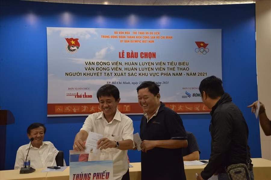 Các phóng viên thể thao tại TPHCM bỏ phiếu bầu chọn sáng 22.1. Ảnh: Khánh Hà.