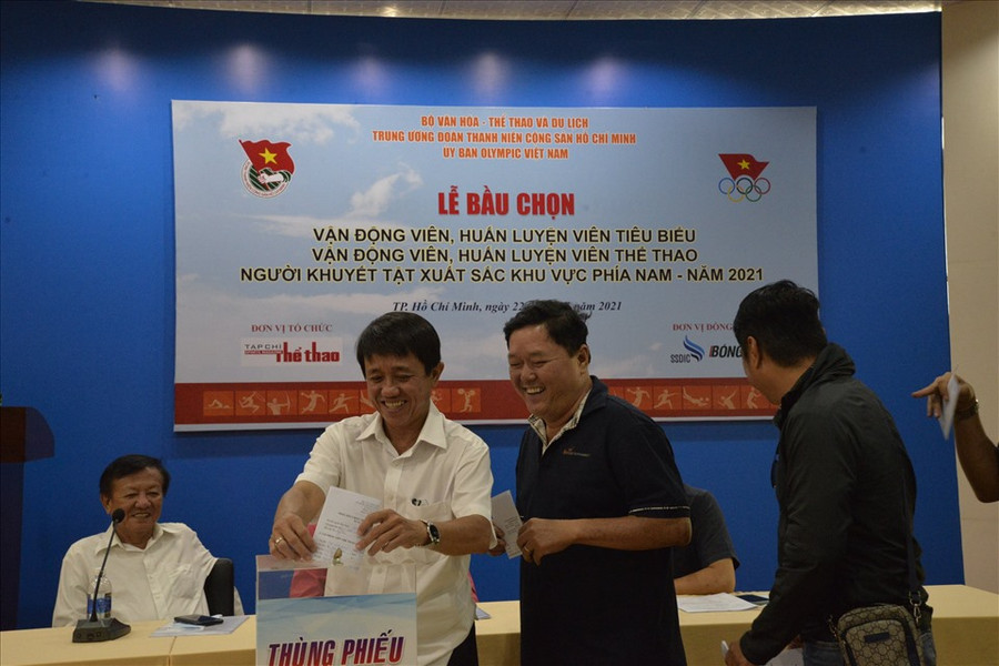 Các phóng viên thể thao tại TPHCM bỏ phiếu bầu chọn sáng 22.1. Ảnh: Khánh Hà.