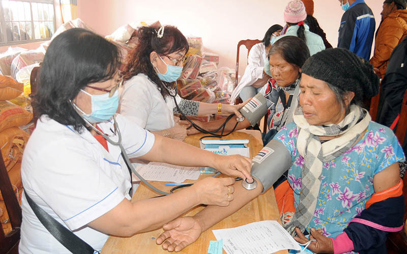 Khám bệnh và cấp thuốc miễn phí cho người dân.