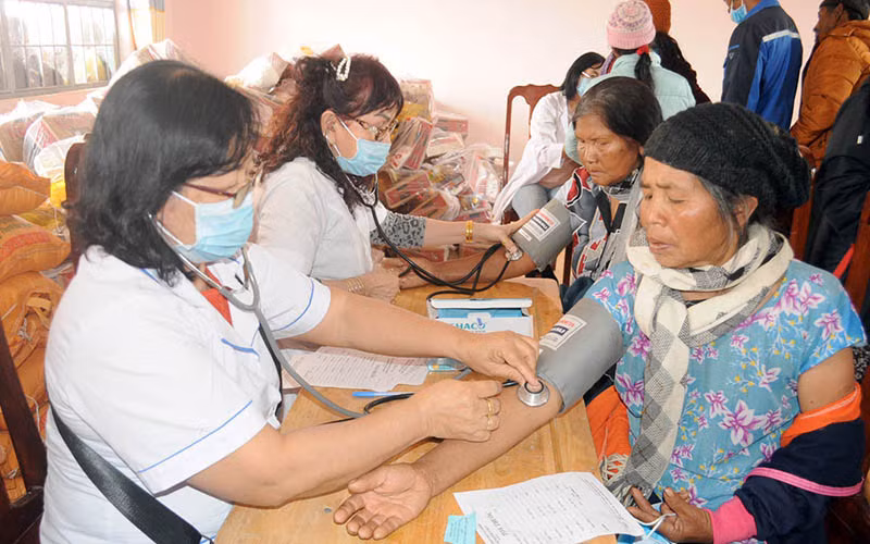 Khám bệnh và cấp thuốc miễn phí cho người dân.