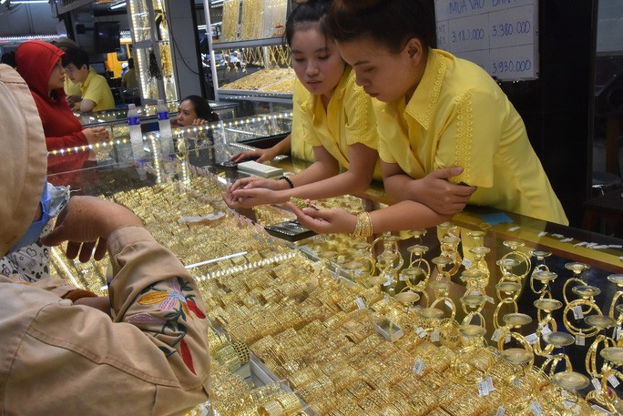 Giá vàng trong và ngoài nước đang chờ thời cơ để có thể bật tăng trong thời gian tới ( Ảnh: Tấn Thạnh)