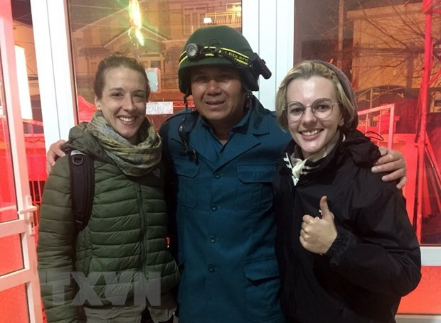 Ông Đặng Ngọc Hiệp, Đội trưởng Đội Phòng cháy chữa cháy và Cứu hộ cứu nạn tự quản thị trấn Lạc Dương, cùng 2 nữ du khách. (Ảnh TTXVN phát)