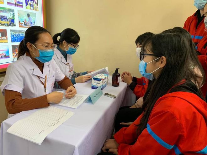 Các nghiên cứu viên tư vấn cho người tình nguyện (phải) về vắc xin Covivac và quy trình thử nghiệm lâm sàng - Ảnh: Tuấn Dũng Các nghiên cứu viên tư vấn cho người tình nguyện (phải) về vắc xin Covivac và quy trình thử nghiệm lâm sàng - Ảnh: Tuấn Dũng