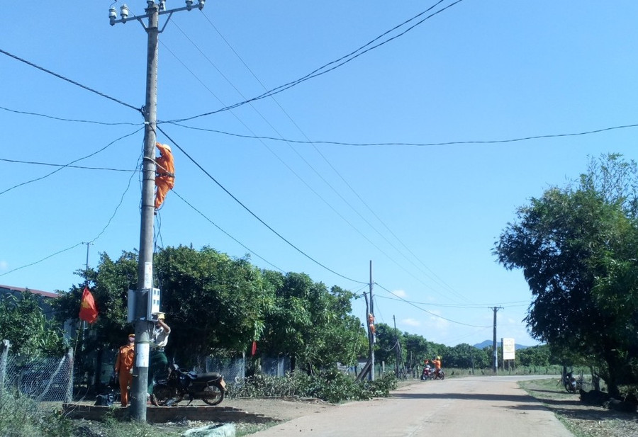 Kiểm tra đường dây, đảm bảo cấp điện ổn định dịp Tết. Ảnh: Hà Duy Các Điện lực đang ra quân 22 kiểm tra đường dây, đảm bảo cấp điện ổn định dịp Tết. Ảnh: Hà Duy