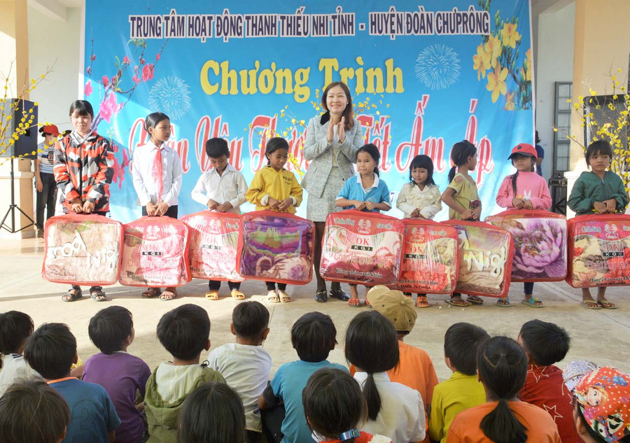 Tặng chăn ấm cho các em thiếu nhi có hoàn cảnh khó khăn. Ảnh: Hà Đức Thành Trao tặng chăn ấm cho các em thiếu nhi có hoàn cảnh khó khăn. Ảnh: Hà Đức Thành