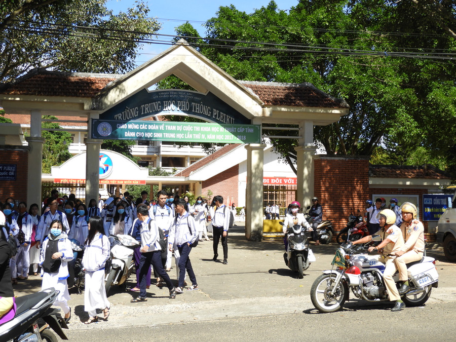 Cảnh sát giao thông TP.Pleiku tuần tra đảm bảo TTATGT tại khu vực các trường học