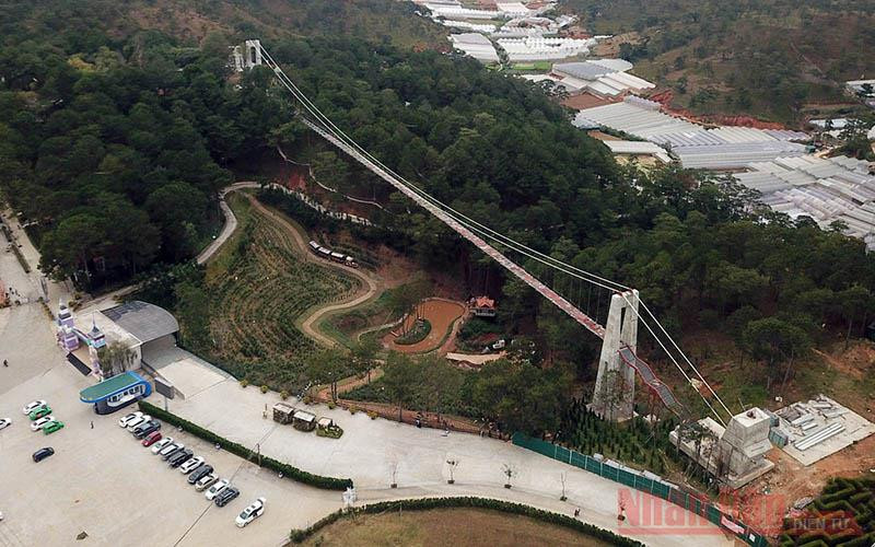 Công trình cầu treo đáy kính không phép chưa biết “treo” đến bao giờ? 