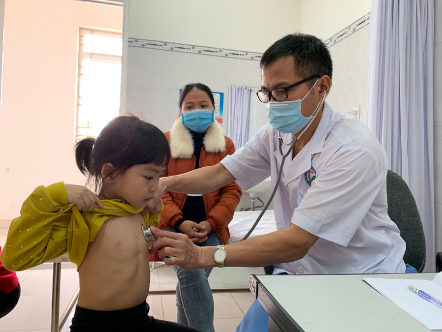 Thời tiết chuyển lạnh, số trẻ đến khám tại Khoa Khám Cấp cứu (Bệnh viện Nhi tỉnh) có chiều hướng gia tăng. Ảnh: Như Ý Thời tiết chuyển lạnh, số trẻ đến khám tại Khoa Khám Cấp cứu-Bệnh viện Nhi tỉnh có chiều hướng gia tăng. Ảnh: Như Ý