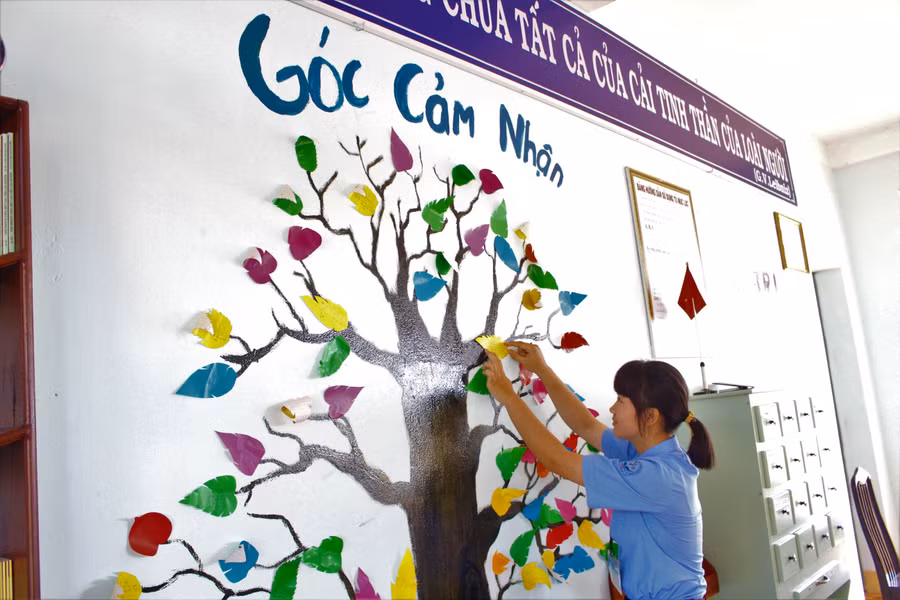 Các em học sinh sau khi đọc xong sách sẽ viết cảm nhận và gián vào cây gieo hạt. Ảnh Nguyễn Giang