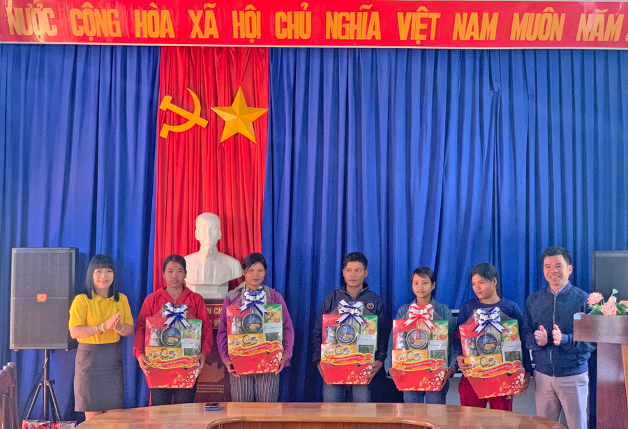 26-1 Tại xã Đak Song, Bưu điện tỉnh đã tặng 20 suất quà, mỗi suất trị giá 500.000 đồng cho các gia đình nghèo-ảnh P.V
