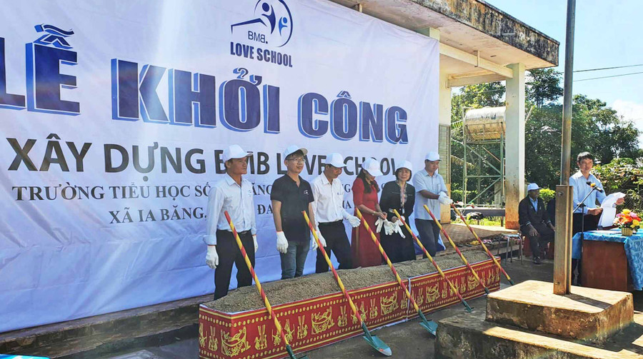 Đại biểu khởi công xây dựng phòng học mầm non tại xã Ia Băng huyện Đak Đoa. Ảnh: Thanh Nhật