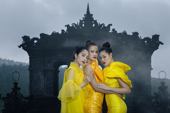 Hoa khôi Nam Em cùng Hương Ly và Hoa hậu Khánh Vân khiến người hâm mộ thích thú với phong cách ma mị khi tạo dáng tại lăng Khải Định ẢNH: BTC Hoa khôi Nam Em cùng Hương Ly và Hoa hậu Khánh Vân khiến người hâm mộ thích thú với phong cách ma mị khi tạo dáng tại lăng Khải Định ẢNH: BTC