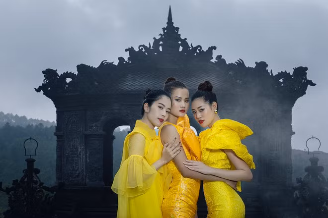 Hoa khôi Nam Em cùng Hương Ly và Hoa hậu Khánh Vân khiến người hâm mộ thích thú với phong cách ma mị khi tạo dáng tại lăng Khải Định ẢNH: BTC