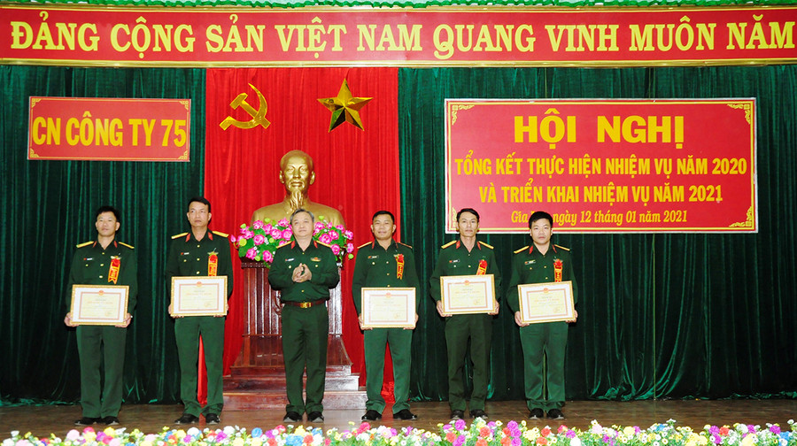 Đại tá Hoàng Văn Sỹ-Tư lệnh Binh đoàn tặng danh hiệu Đơn vị quyết thắng cho các tập thể. Ảnh: Vĩnh Hoàng 