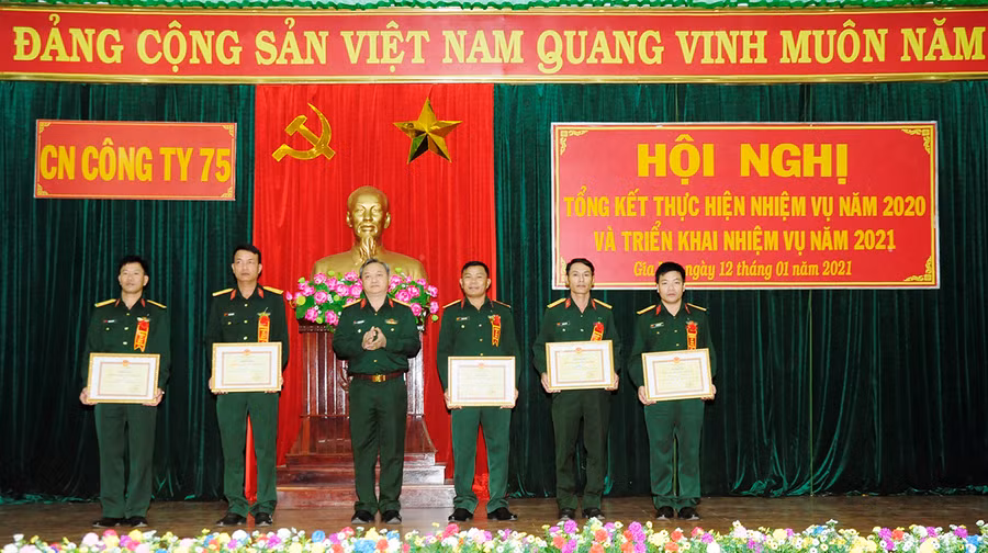 Đại tá Hoàng Văn Sỹ-Tư lệnh Binh đoàn tặng danh hiệu Đơn vị quyết thắng cho các tập thể. Ảnh: Vĩnh Hoàng 