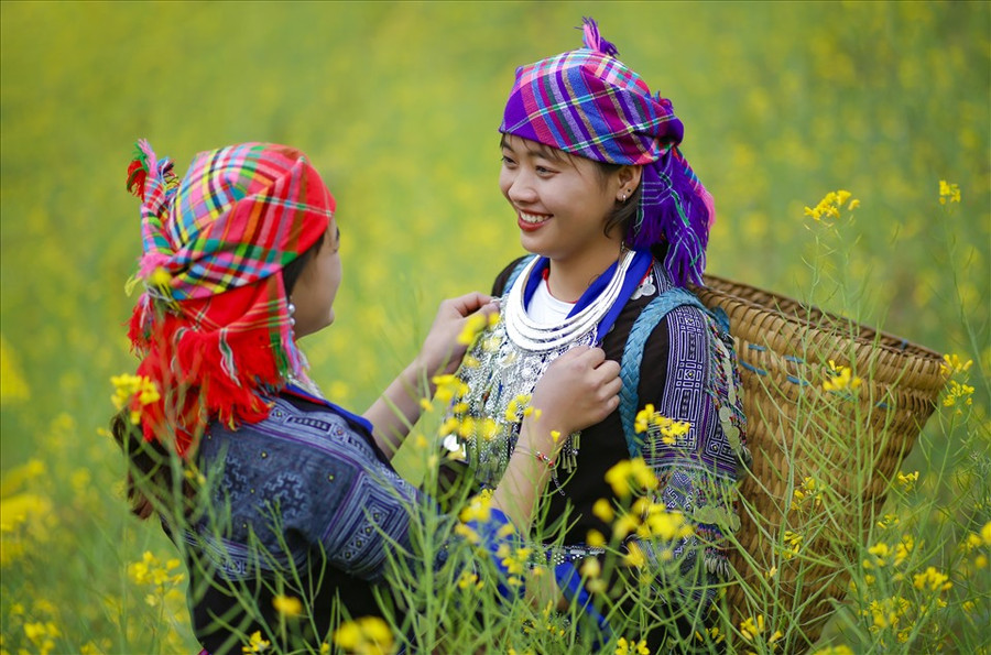 Đây cũng dịp những thiếu nữ Mông diện quần áo đẹp đi du Xuân.