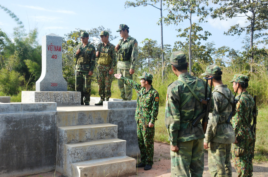 Cán bộ, chiến sĩ Đồn Biên phòng Ia Mơr (huyện Chư Prông) kiểm tra cột mốc. Ảnh: Thiên Thanh