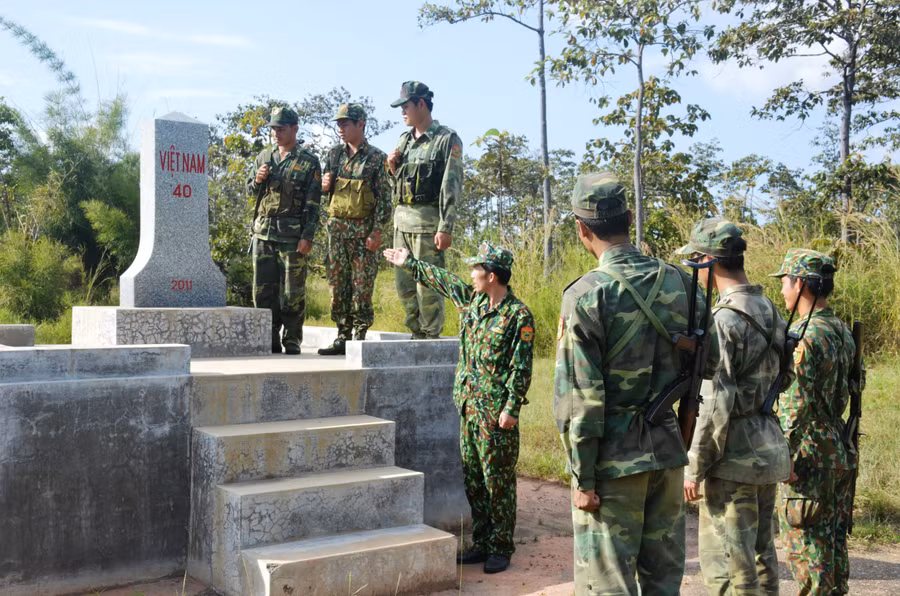 Cán bộ, chiến sĩ Đồn Biên phòng Ia Mơr (huyện Chư Prông) kiểm tra cột mốc. Ảnh: Thiên Thanh